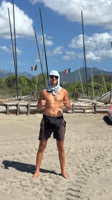 TypeThai unterwegs: ein Mann beim Training am Strand